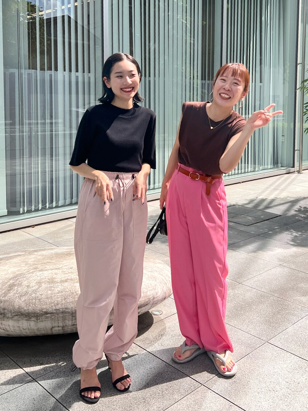 ピンク系のカーゴパンツ、ブラック系のサンダル、その他のその他を着用したレディースの夏コーディネートの2枚目の写真