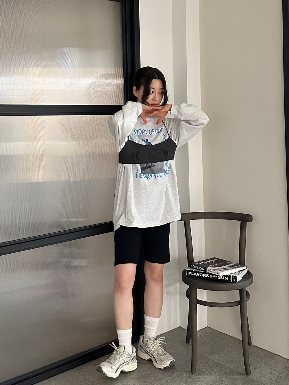 ブラック系のその他パンツを着用したレディースの春コーディネートの2枚目の写真