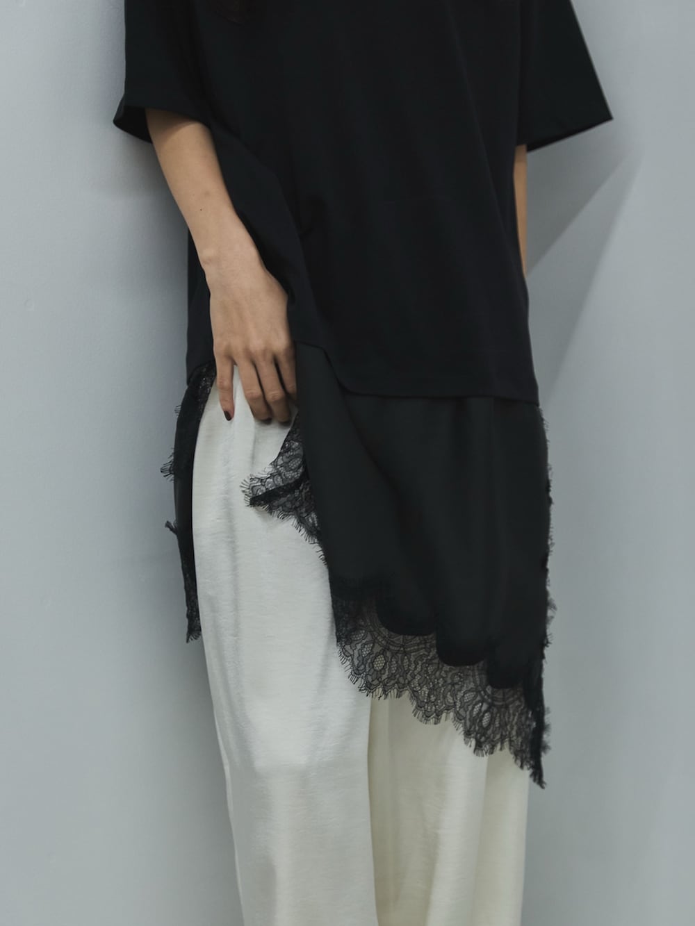 ブラック系のTシャツ/カットソー、ホワイト系のその他パンツ、ブラック系のサンダルを着用したレディースの夏コーディネートの5枚目の写真