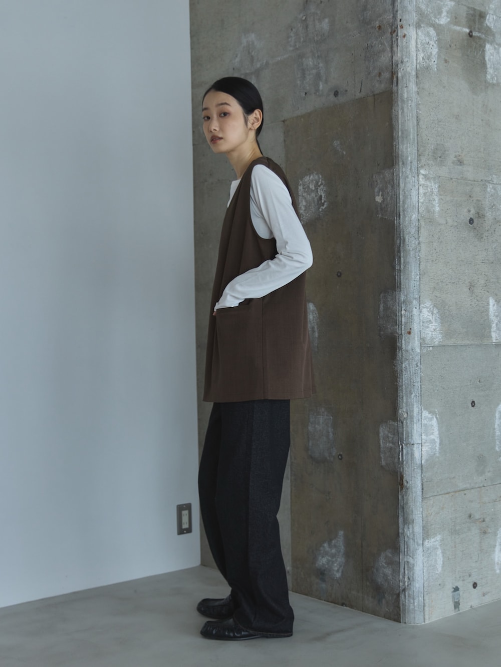 ブラウン系のその他トップス、ホワイト系のTシャツ/カットソー、ブラック系のデニムパンツを着用したレディースの秋コーディネートの2枚目の写真