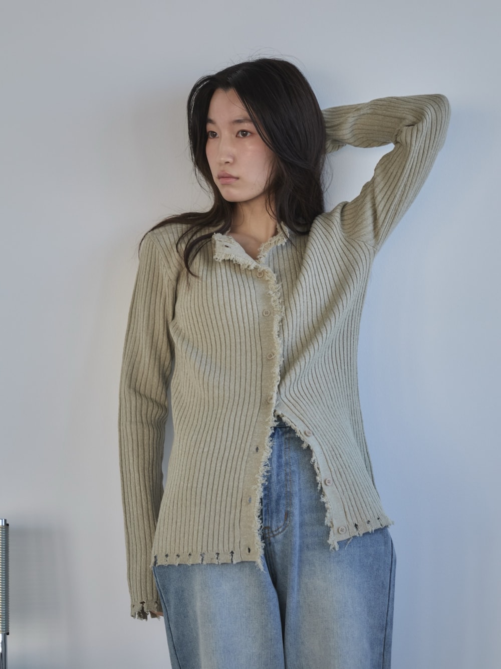 ベージュ系のカーディガン/ボレロ、ブルー系のデニムパンツを着用したレディースの冬コーディネートの4枚目の写真