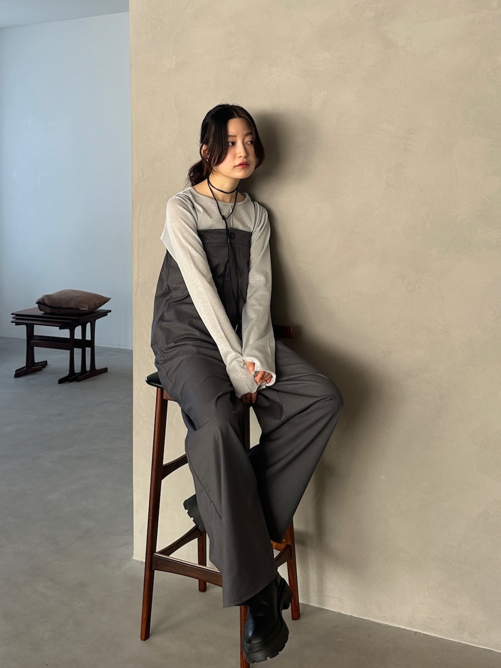 グレー系のサロペット/オーバーオール、シルバー系のTシャツ/カットソー、その他のその他を着用したレディースの秋コーディネートの2枚目の写真