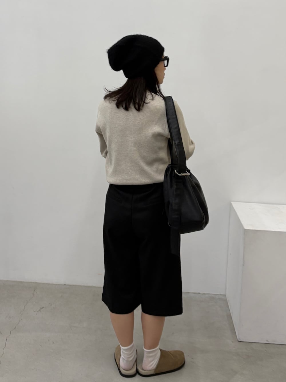 ホワイト系のニット/セーター、ブラック系のショルダーバッグ、ブラック系のその他パンツを着用したレディースの秋コーディネートの5枚目の写真