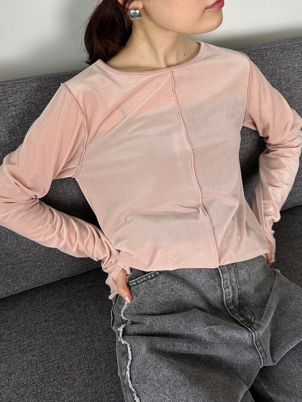 グレー系のデニムパンツ、ブラック系のスリッポン、ピンク系のTシャツ/カットソーを着用したレディースの夏コーディネートの3枚目の写真