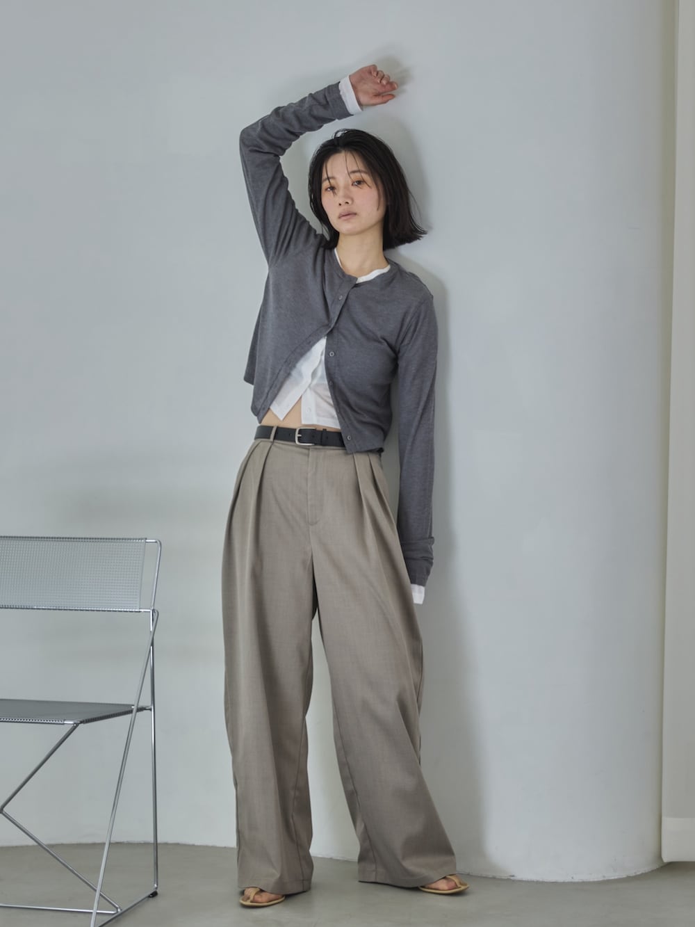 ベージュ系のスラックス、グレー系のカーディガン/ボレロ、ホワイト系のカーディガン/ボレロを着用したレディースの冬コーディネートの2枚目の写真