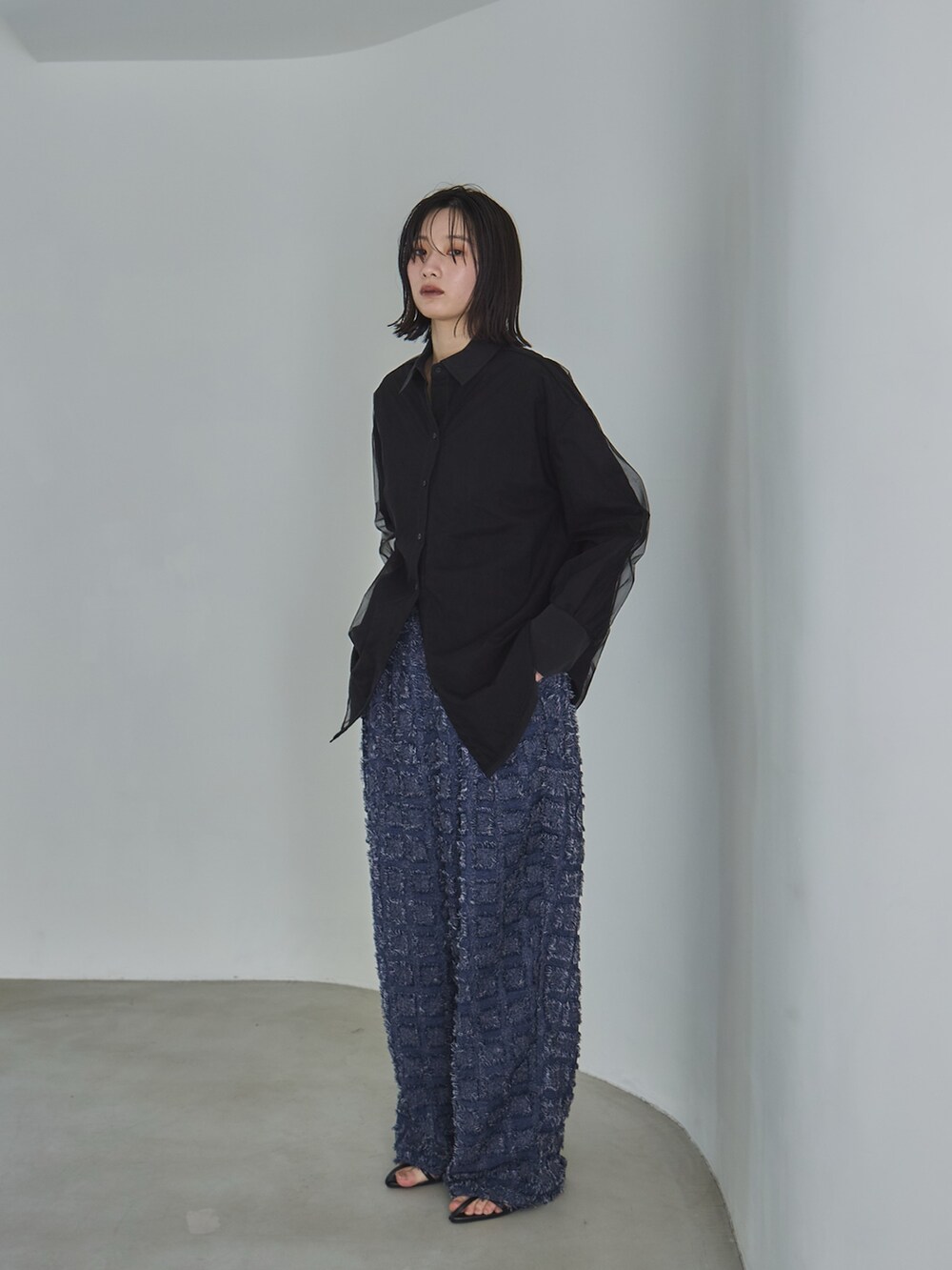 ブラック系のシャツ/ブラウス、ブルー系のその他パンツ、その他のその他を着用したレディースの春コーディネートの2枚目の写真