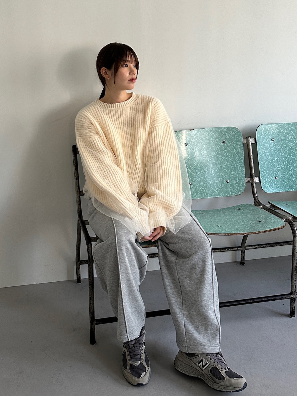 ホワイト系のニット/セーター、グレー系のスウェットパンツ、グレー系のスニーカーを着用したレディースの冬コーディネートの4枚目の写真