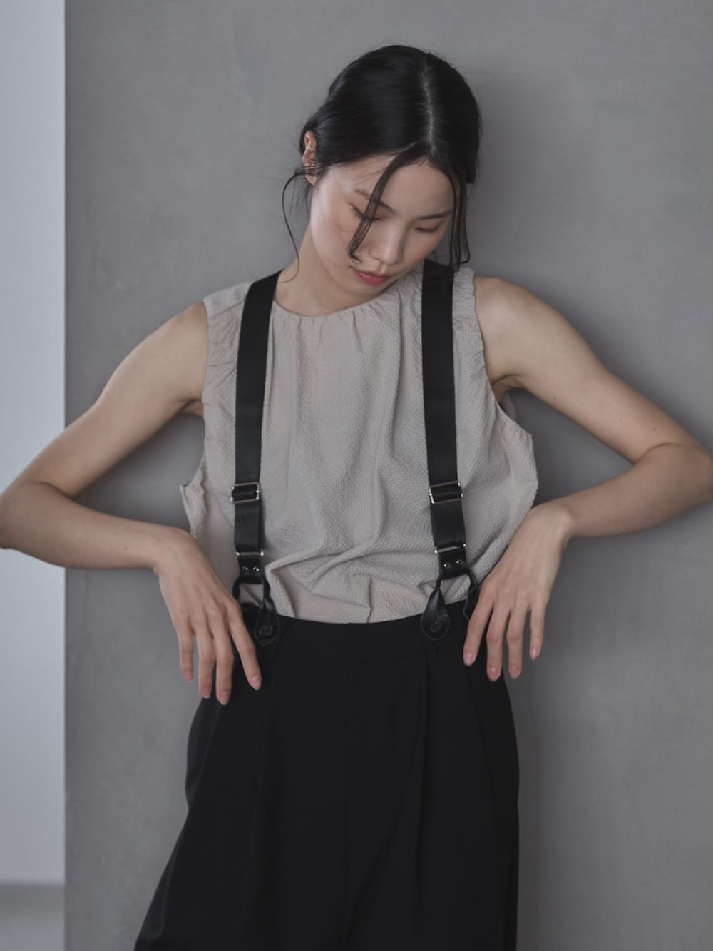 ブラック系のその他パンツ、ホワイト系のシャツ/ブラウス、ブラック系のその他シューズを着用したレディースの夏コーディネートの5枚目の写真