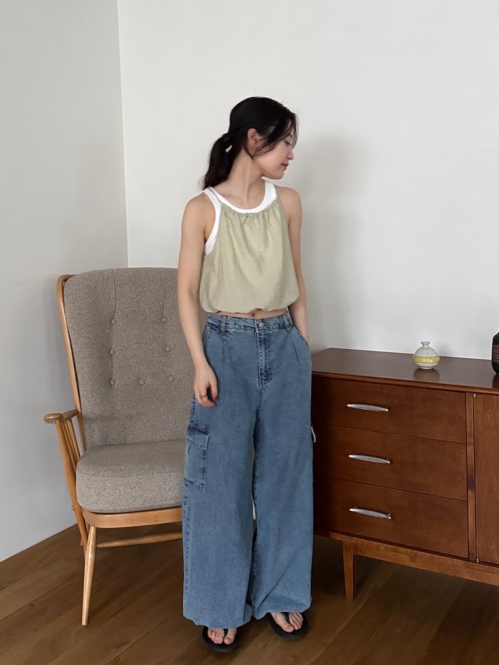 グリーン系のシャツ/ブラウス、ブラック系のサンダルを着用したレディースの春コーディネートの4枚目の写真