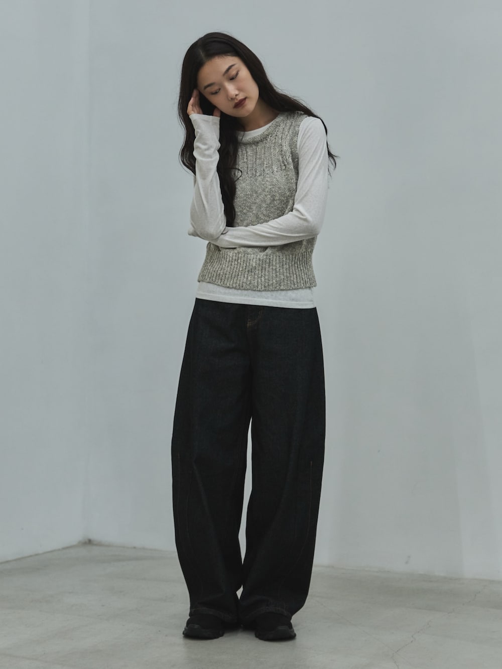 ホワイト系のTシャツ/カットソー、グレー系のタンクトップ、ブラック系のデニムパンツを着用したレディースの秋コーディネートの4枚目の写真