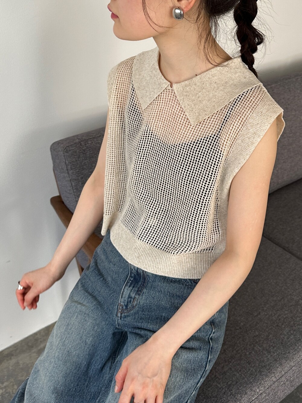 ホワイト系のニット/セーター、ブルー系のデニムパンツ、その他のその他を着用したレディースの夏コーディネートの3枚目の写真