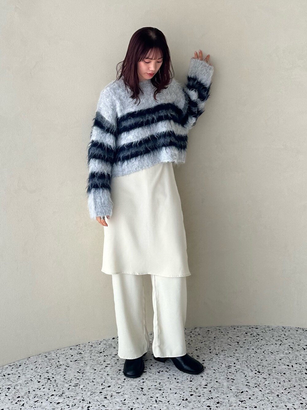 ホワイト系のニット/セーター、ホワイト系のスラックス、その他のその他を着用したレディースの冬コーディネートの2枚目の写真