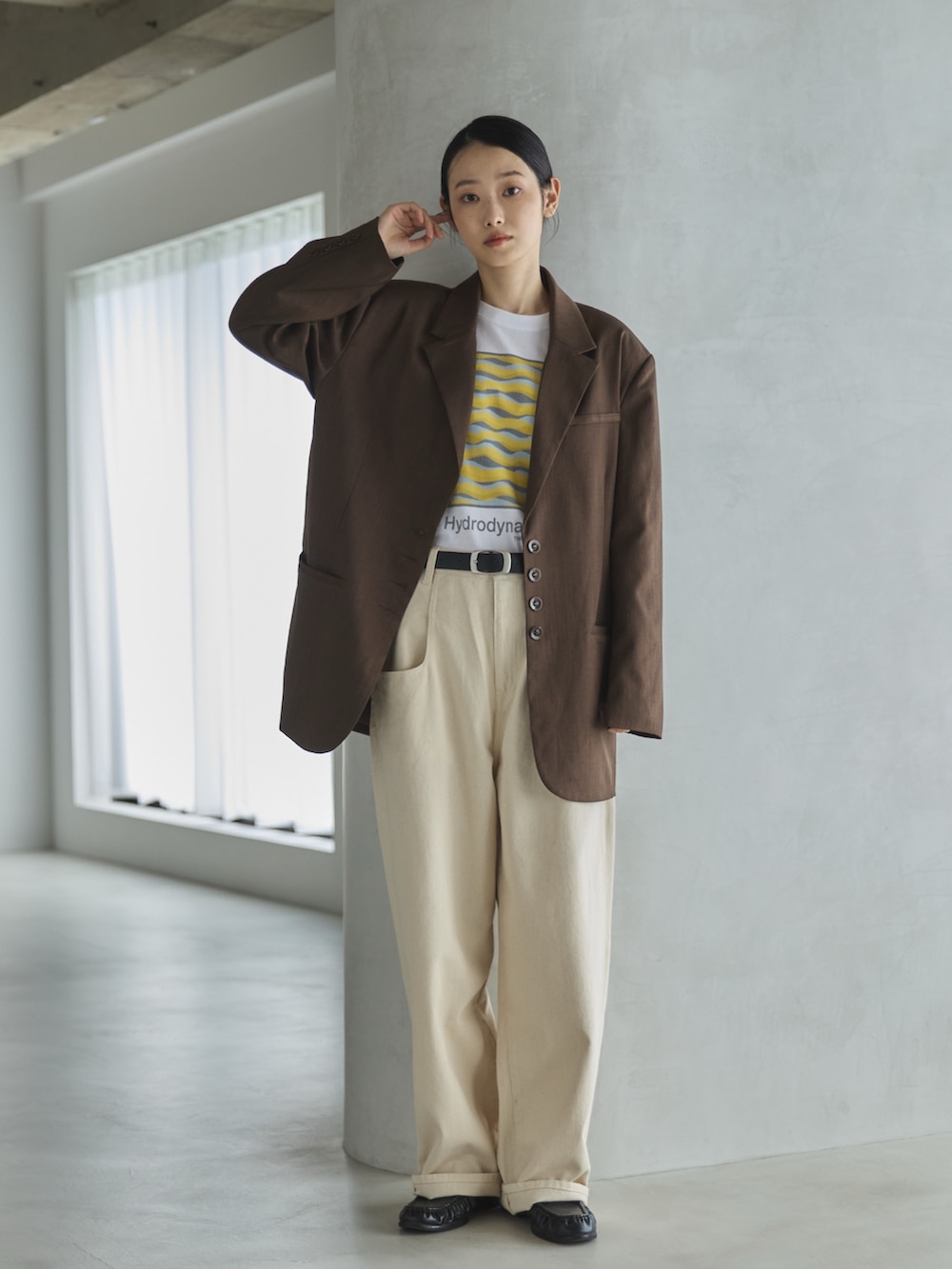 ホワイト系のデニムパンツ、ホワイト系のTシャツ/カットソー、ブラウン系のテーラードジャケットを着用したレディースの秋コーディネートの4枚目の写真