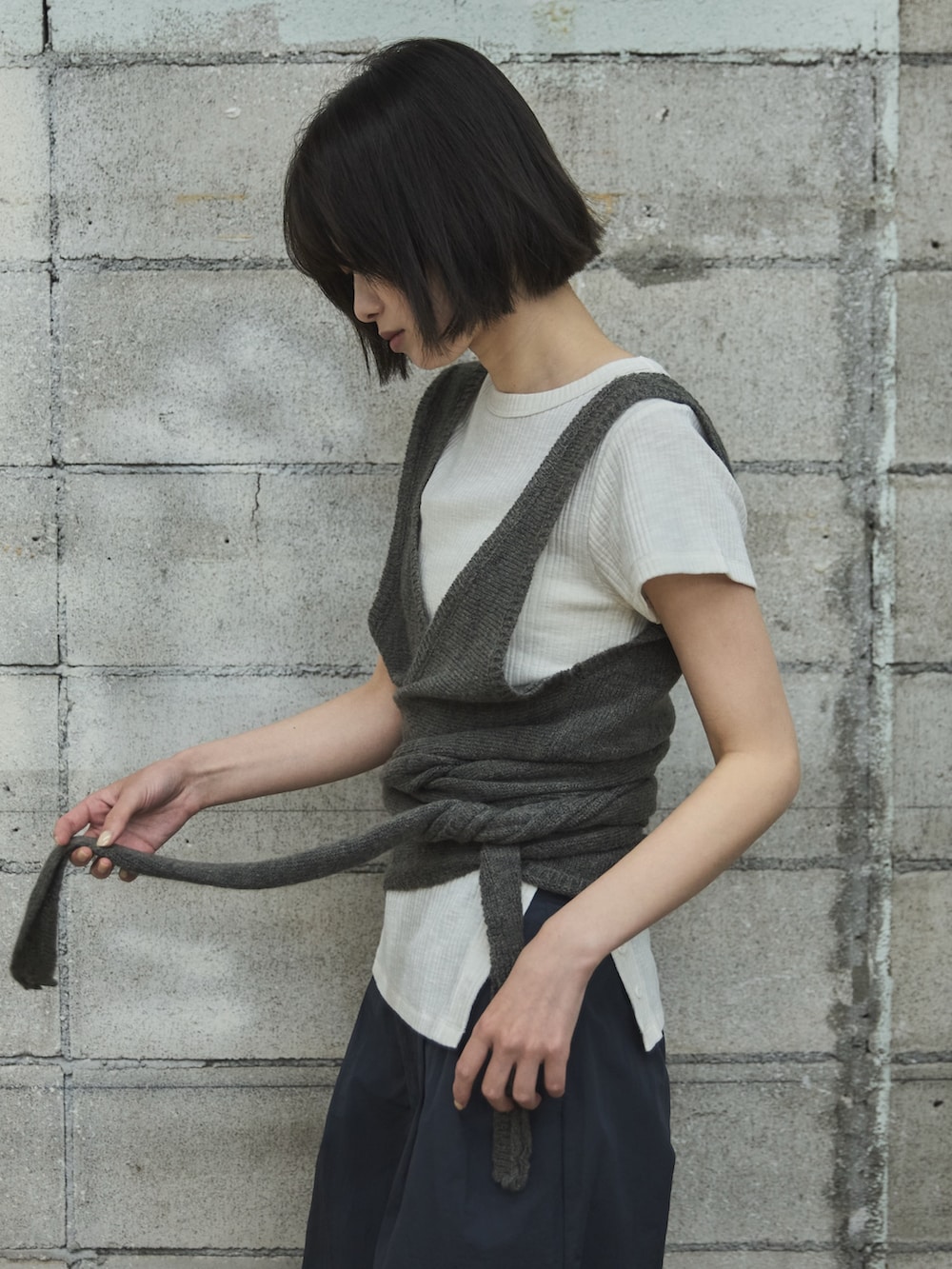 ホワイト系のTシャツ/カットソー、グレー系のその他トップス、ブラック系のその他パンツを着用したレディースの夏コーディネートの5枚目の写真