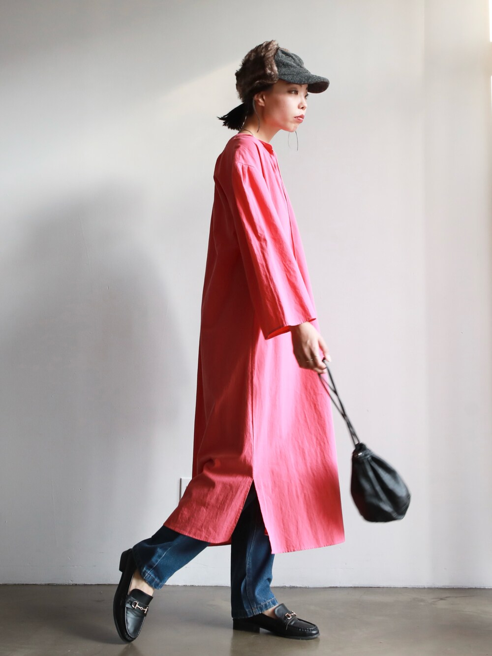 グレー系のブーツ、その他のショルダーバッグ、ピンク系のニット/セーターを着用したレディースの冬コーディネートの3枚目の写真