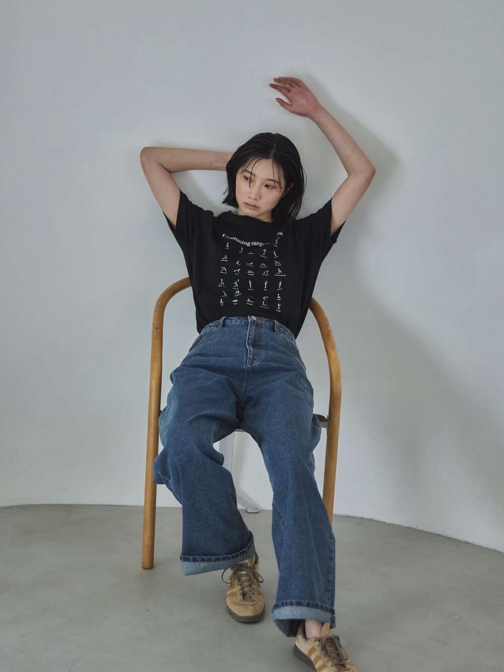 グレー系のTシャツ/カットソー、ベージュ系のスニーカー、その他のその他を着用したレディースの夏コーディネートの2枚目の写真