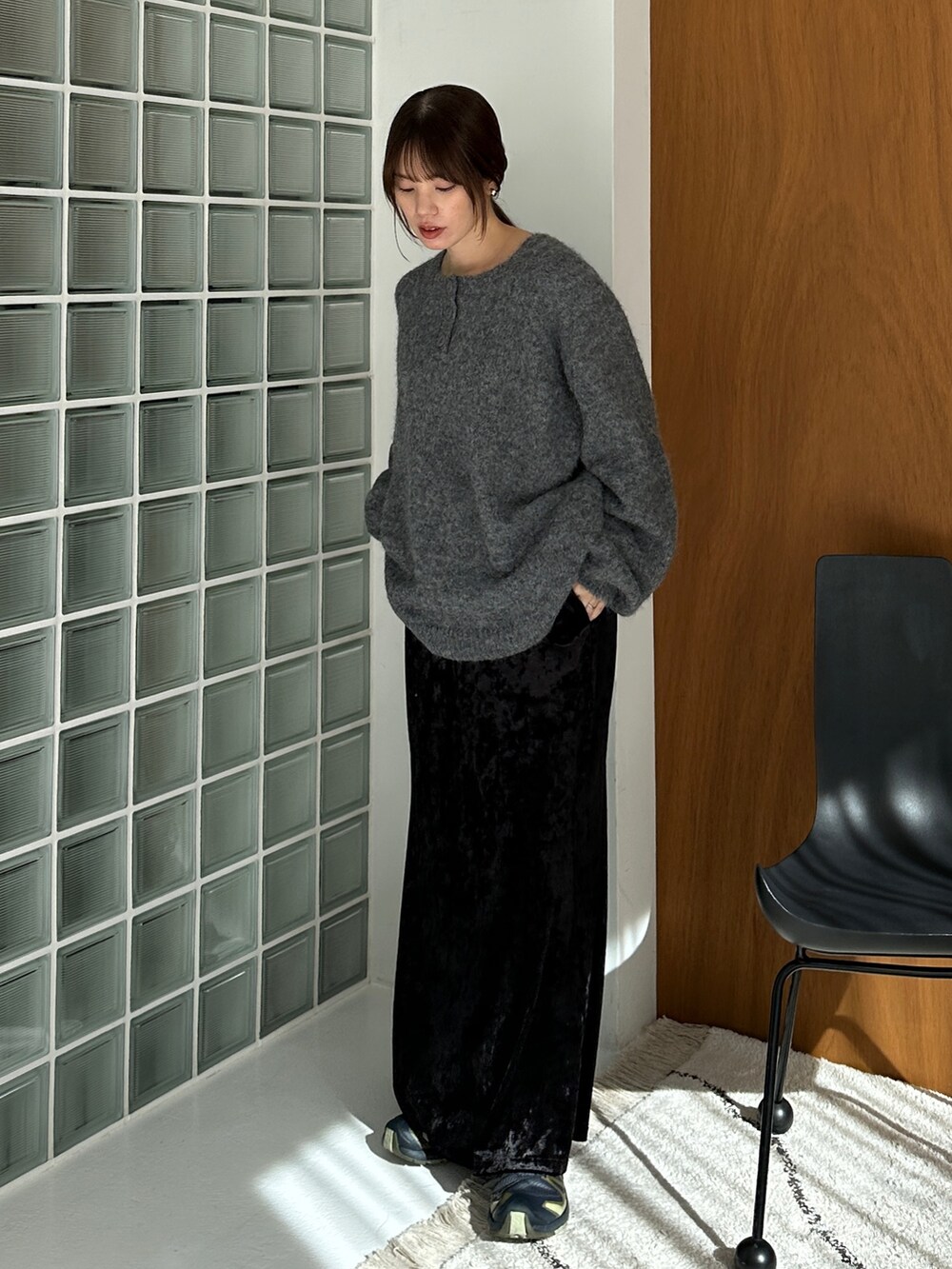 グレー系のニット/セーター、ブラック系のスカート、その他のその他を着用したレディースの冬コーディネートの4枚目の写真
