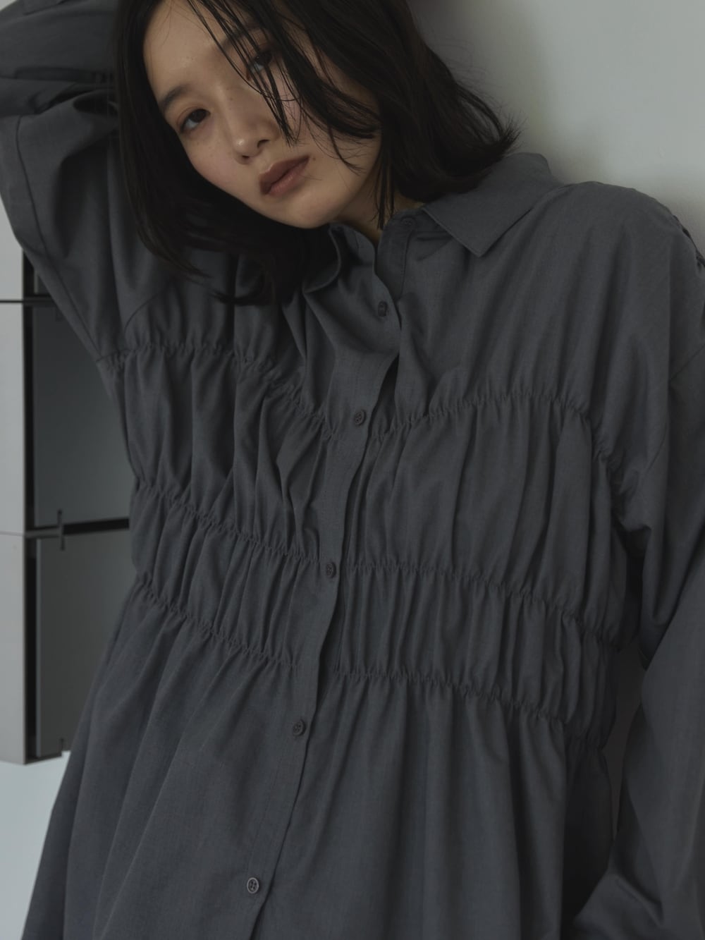 グレー系のシャツ/ブラウス、ブラック系のスカート、ブラック系のサンダルを着用したレディースの夏コーディネートの5枚目の写真