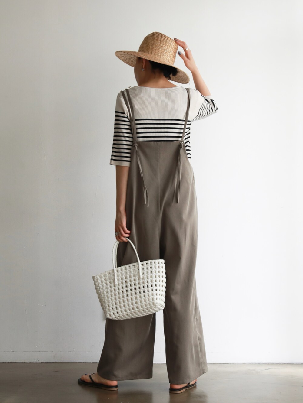 グレー系のサロペット/オーバーオール、ブラック系のTシャツ/カットソー、その他のショルダーバッグを着用したレディースの夏コーディネートの3枚目の写真