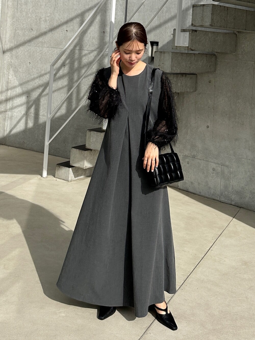 グレー系のワンピース、ブラック系のショルダーバッグ、その他のその他を着用したレディースの冬コーディネートの2枚目の写真