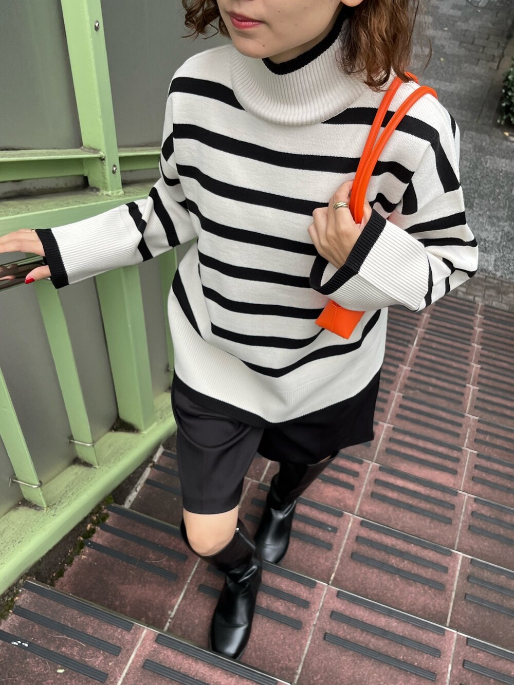 ホワイト系のニット/セーター、ブラック系のその他パンツ、その他のその他を着用したレディースの秋コーディネートの2枚目の写真