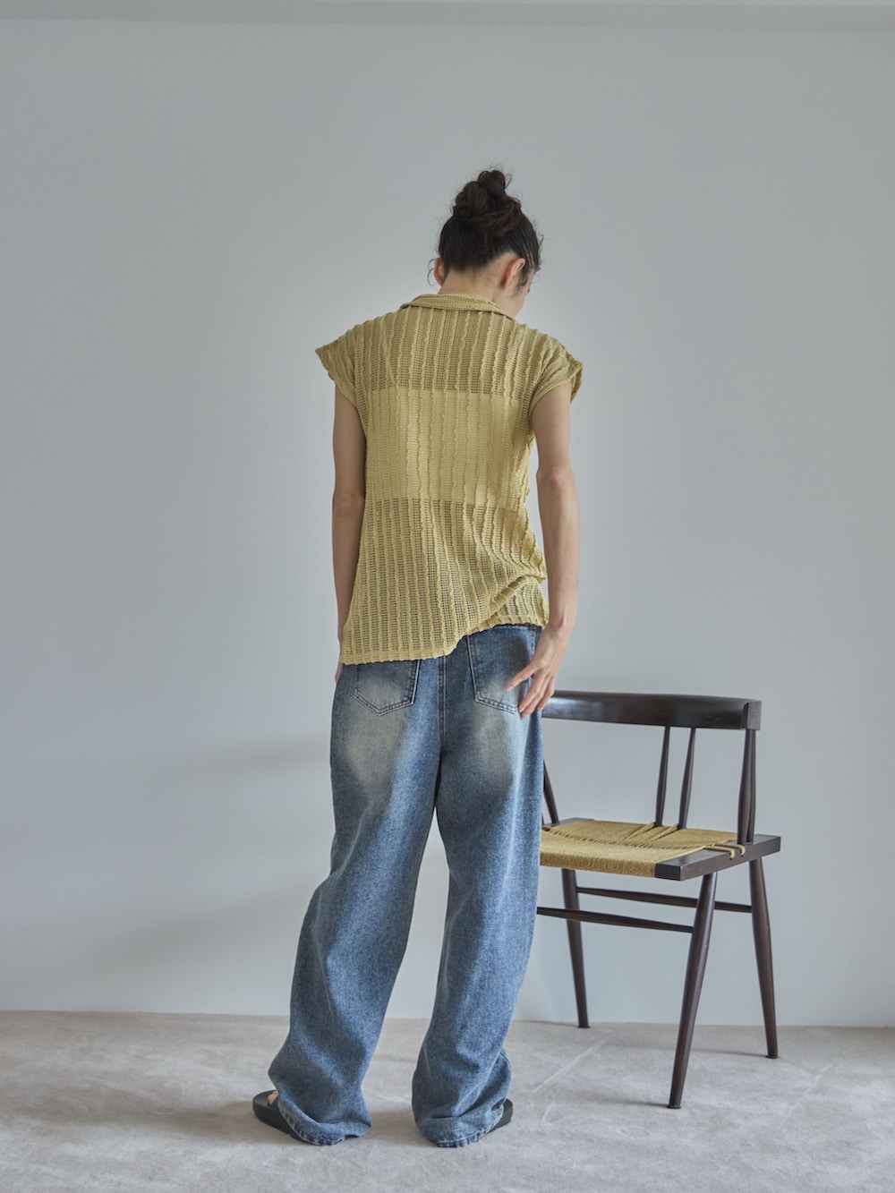 ベージュ系のカーディガン/ボレロ、ブルー系のデニムパンツ、ブラック系のサンダルを着用したレディースの夏コーディネートの3枚目の写真