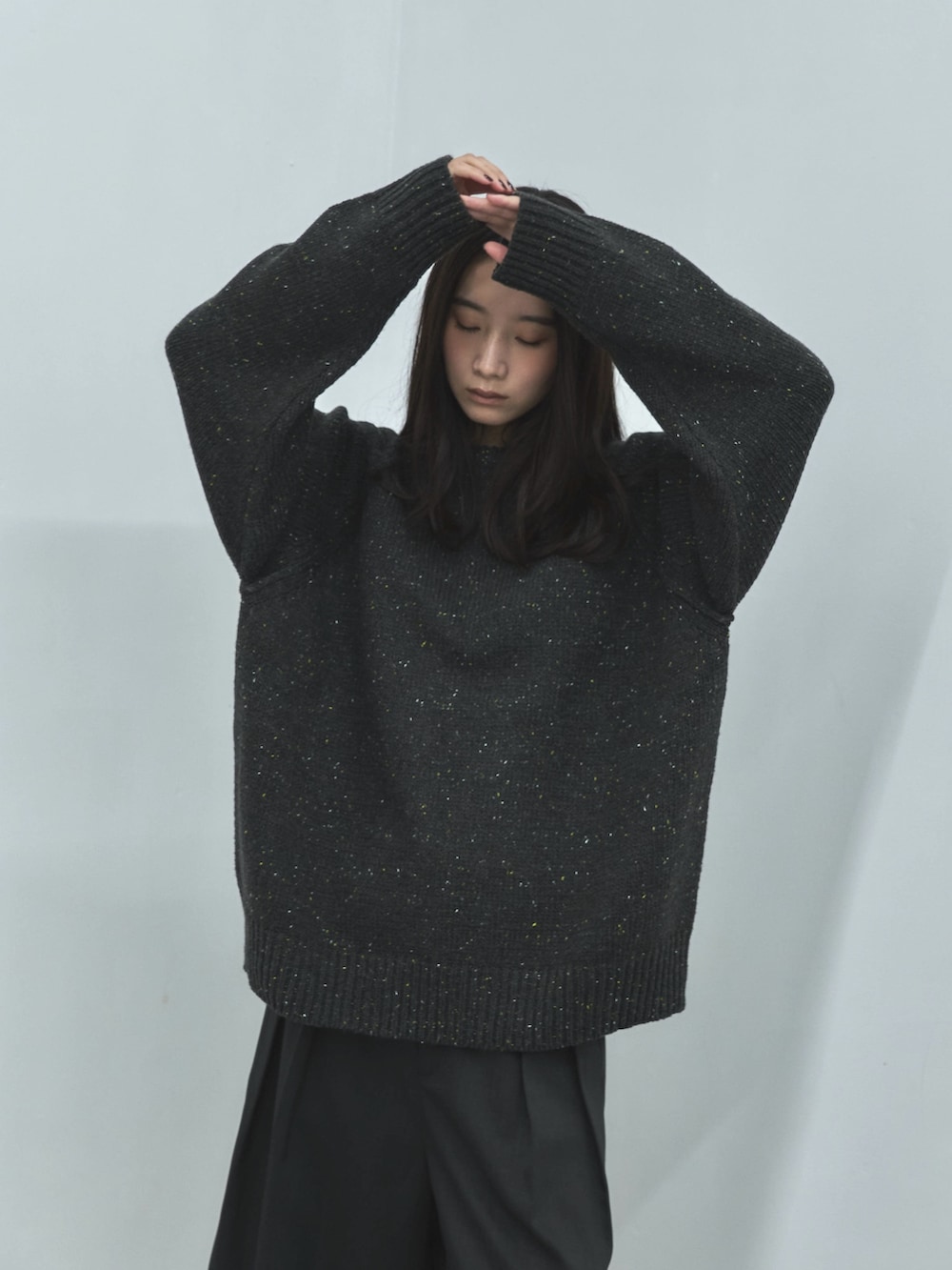 グレー系のニット/セーター、グレー系のその他パンツ、ブラック系のローファーを着用したレディースの秋コーディネートの4枚目の写真