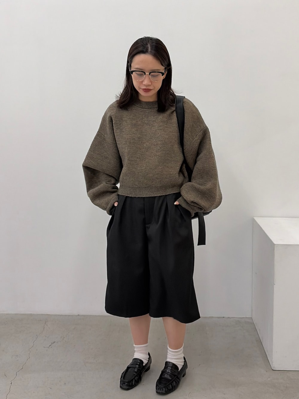 ブラウン系のニット/セーター、ブラック系のその他パンツ、ブラック系のローファーを着用したレディースの秋コーディネートの3枚目の写真