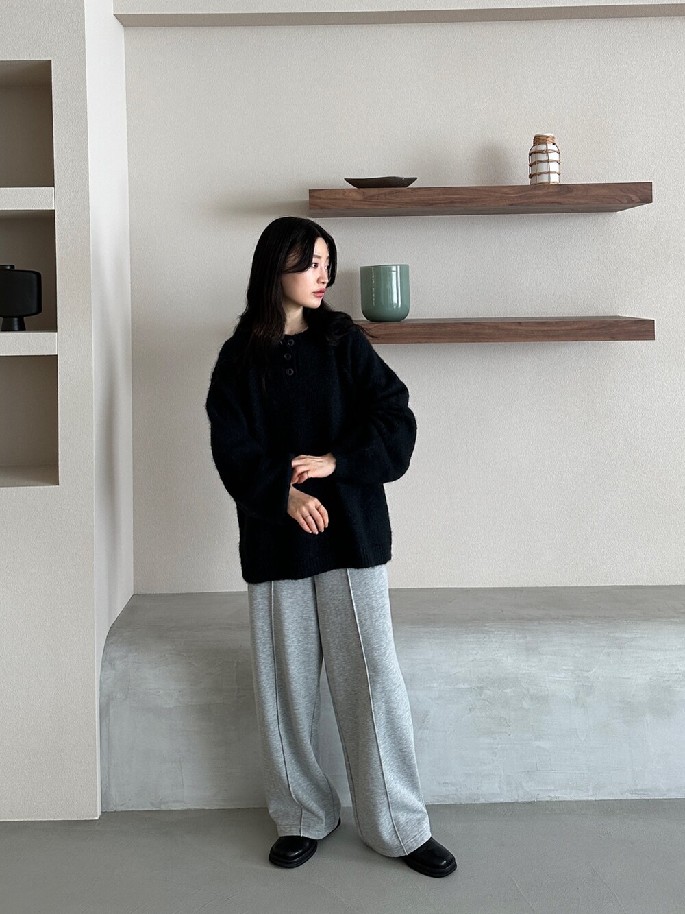 ブルー系のニット/セーター、グレー系のスウェットパンツ、その他のその他を着用したレディースの冬コーディネートの2枚目の写真