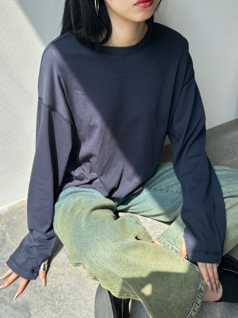 ブルー系のデニムパンツ、ブルー系のTシャツ/カットソー、その他のその他を着用したレディースの夏コーディネートの4枚目の写真