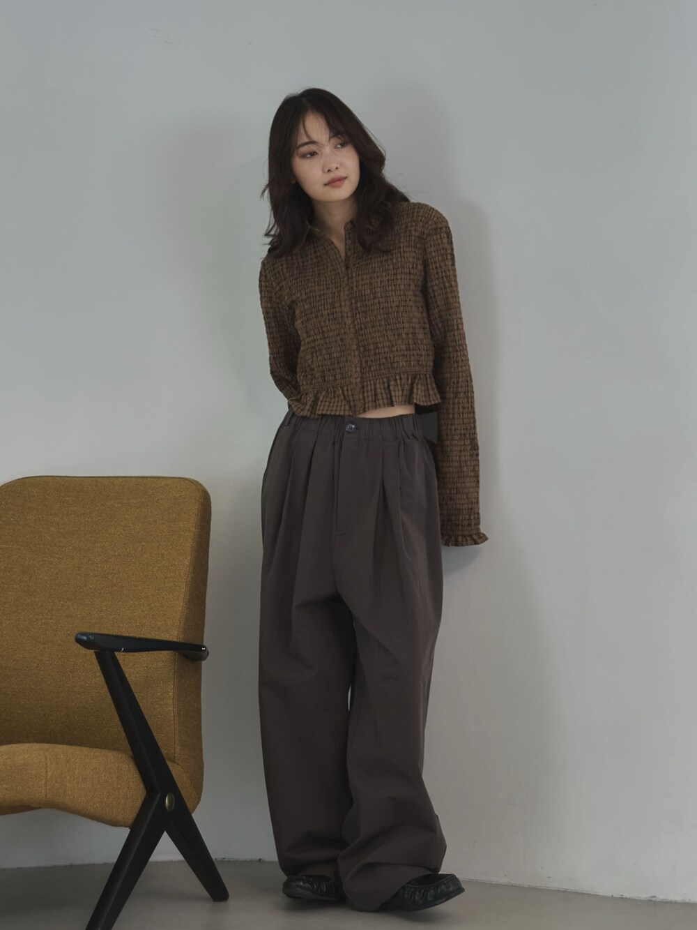 ブラウン系のその他パンツ、ブラウン系のシャツ/ブラウス、その他のその他を着用したレディースの秋コーディネートの2枚目の写真