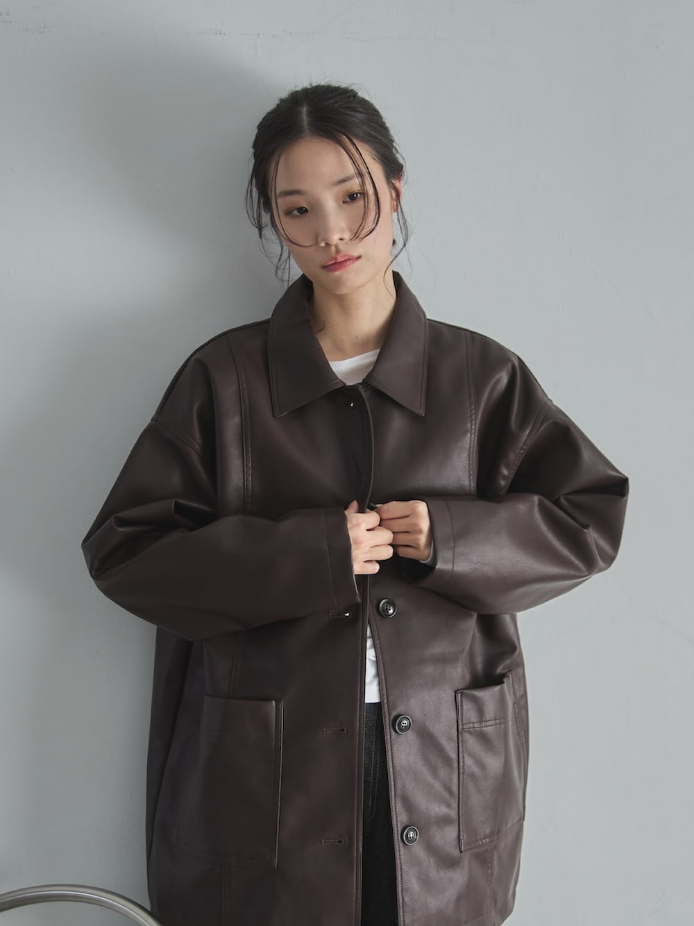 ブラウン系のカバーオール、ホワイト系のTシャツ/カットソー、ブラック系のデニムパンツを着用したレディースの冬コーディネートの6枚目の写真