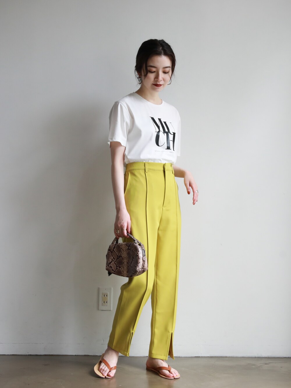 ホワイト系のTシャツ/カットソー、グリーン系のスラックス、その他のショルダーバッグを着用したレディースの夏コーディネートの2枚目の写真