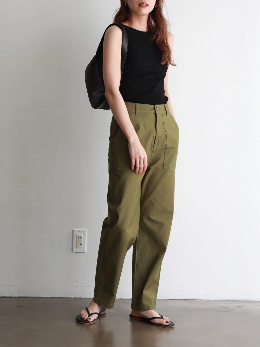 ブラック系のタンクトップ、ブラック系のハンドバッグ、ブラック系のサンダルを着用したレディースの夏コーディネートの3枚目の写真