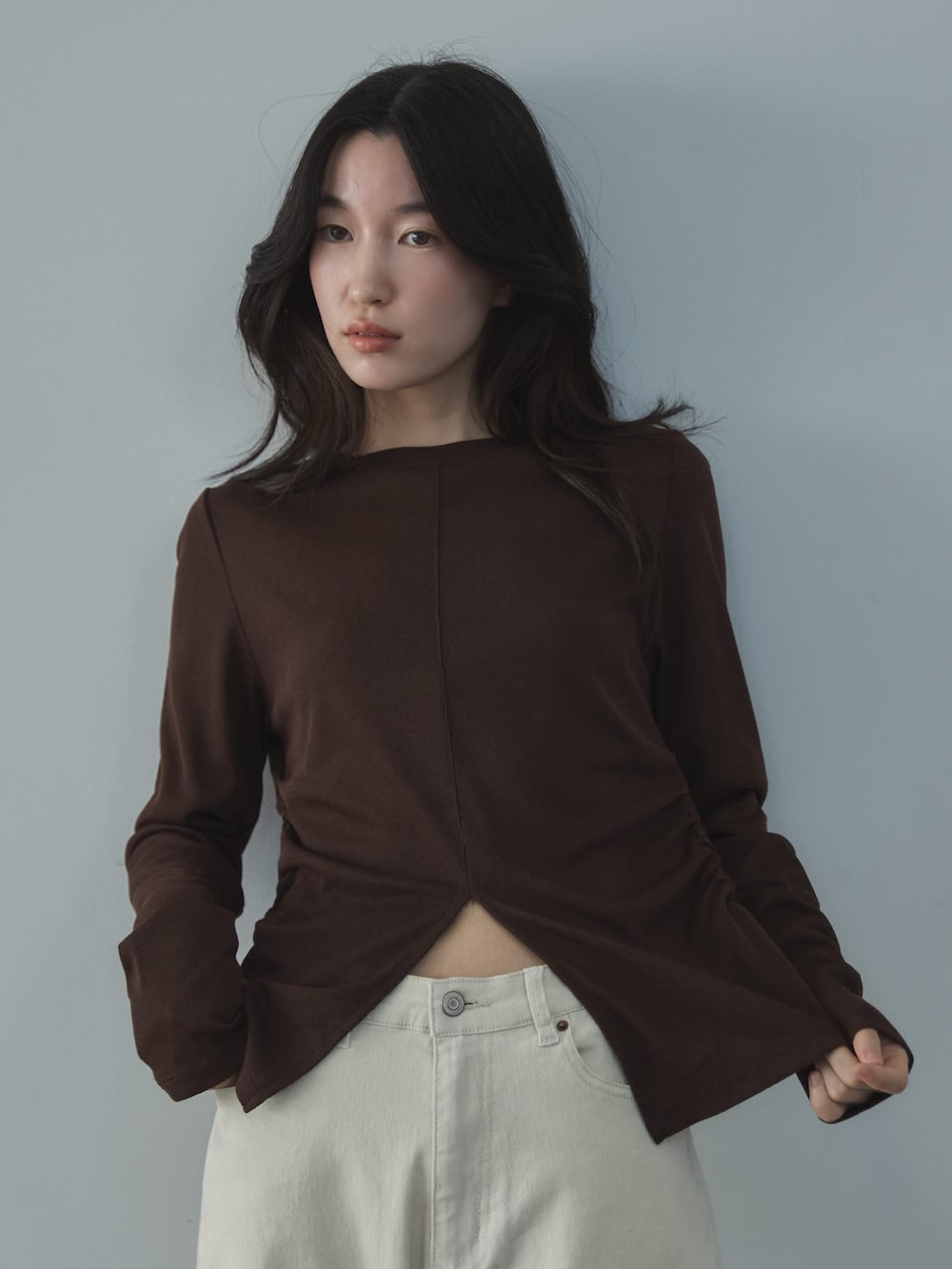 ブラウン系のTシャツ/カットソー、ホワイト系のデニムパンツ、ブラック系のローファーを着用したレディースの春コーディネートの4枚目の写真