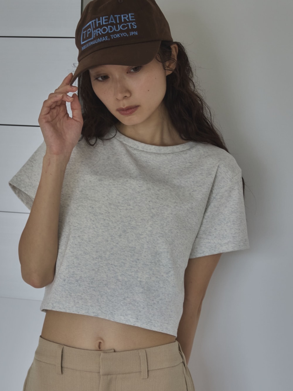ベージュ系のTシャツ/カットソー、ホワイト系のスカート、ブラウン系のスニーカーを着用したレディースの夏コーディネートの4枚目の写真