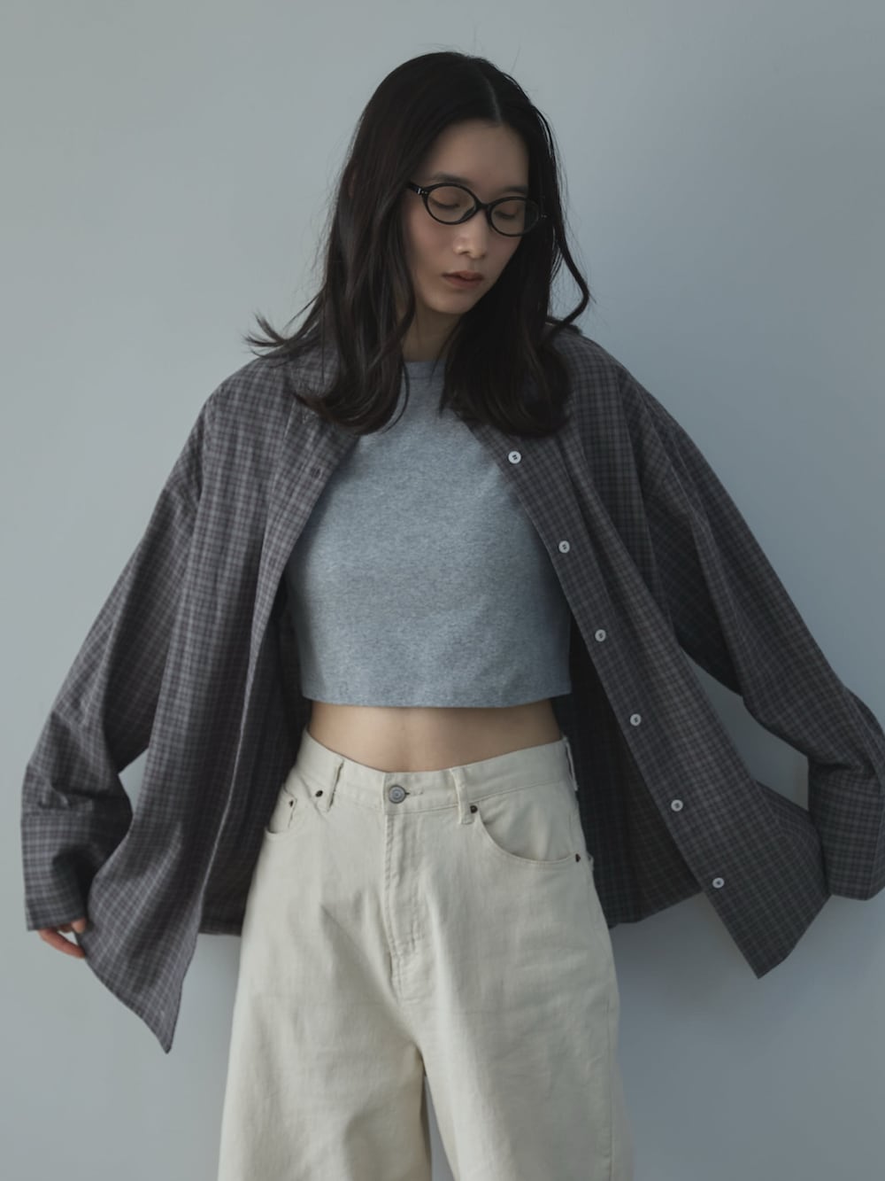 グレー系のシャツ/ブラウス、グレー系のTシャツ/カットソー、ブラック系のローファーを着用したレディースの春コーディネートの4枚目の写真