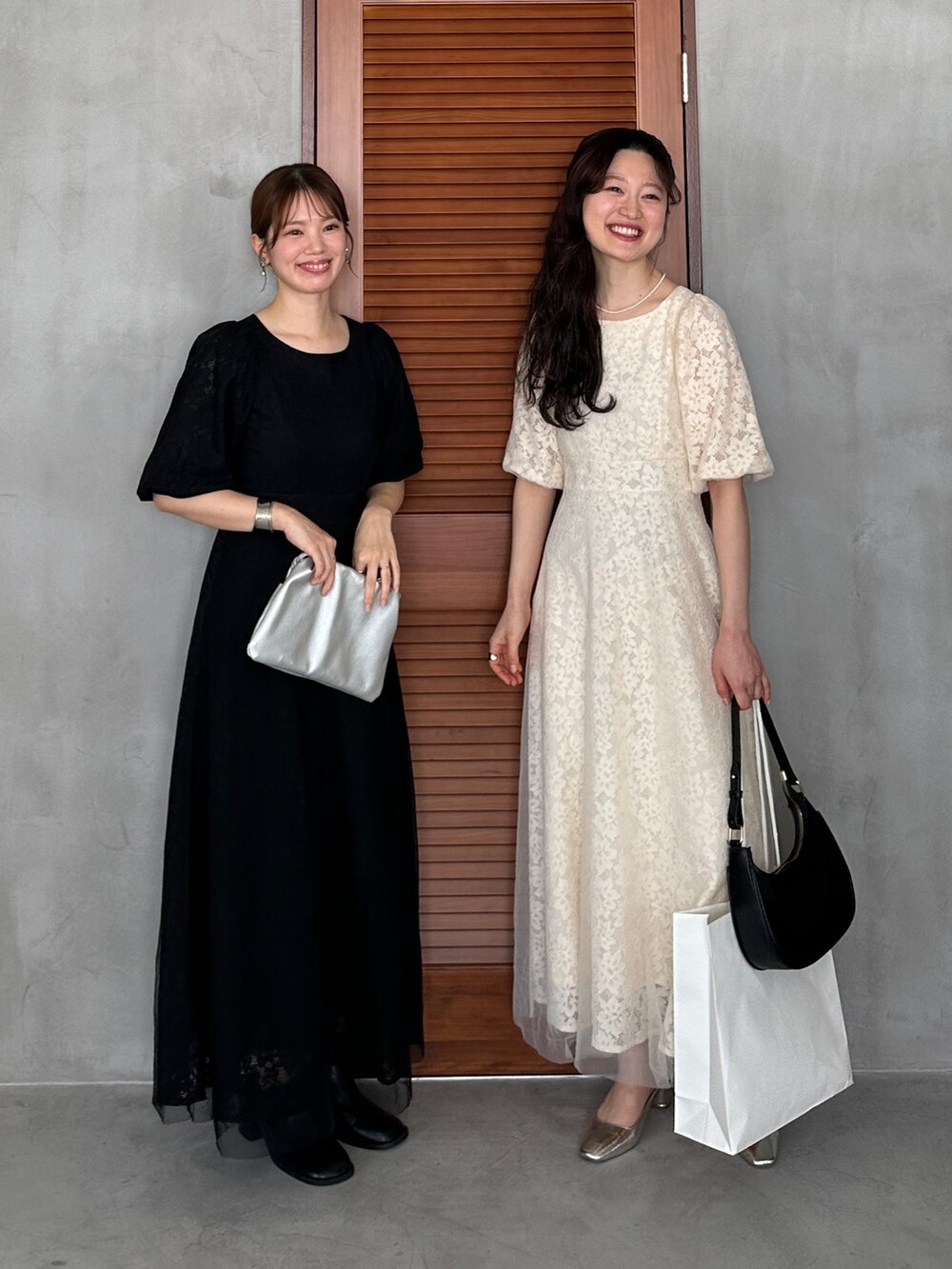 シルバー系のショルダーバッグ、ブラック系のワンピース、ホワイト系のワンピースを着用したレディースの春コーディネートの2枚目の写真