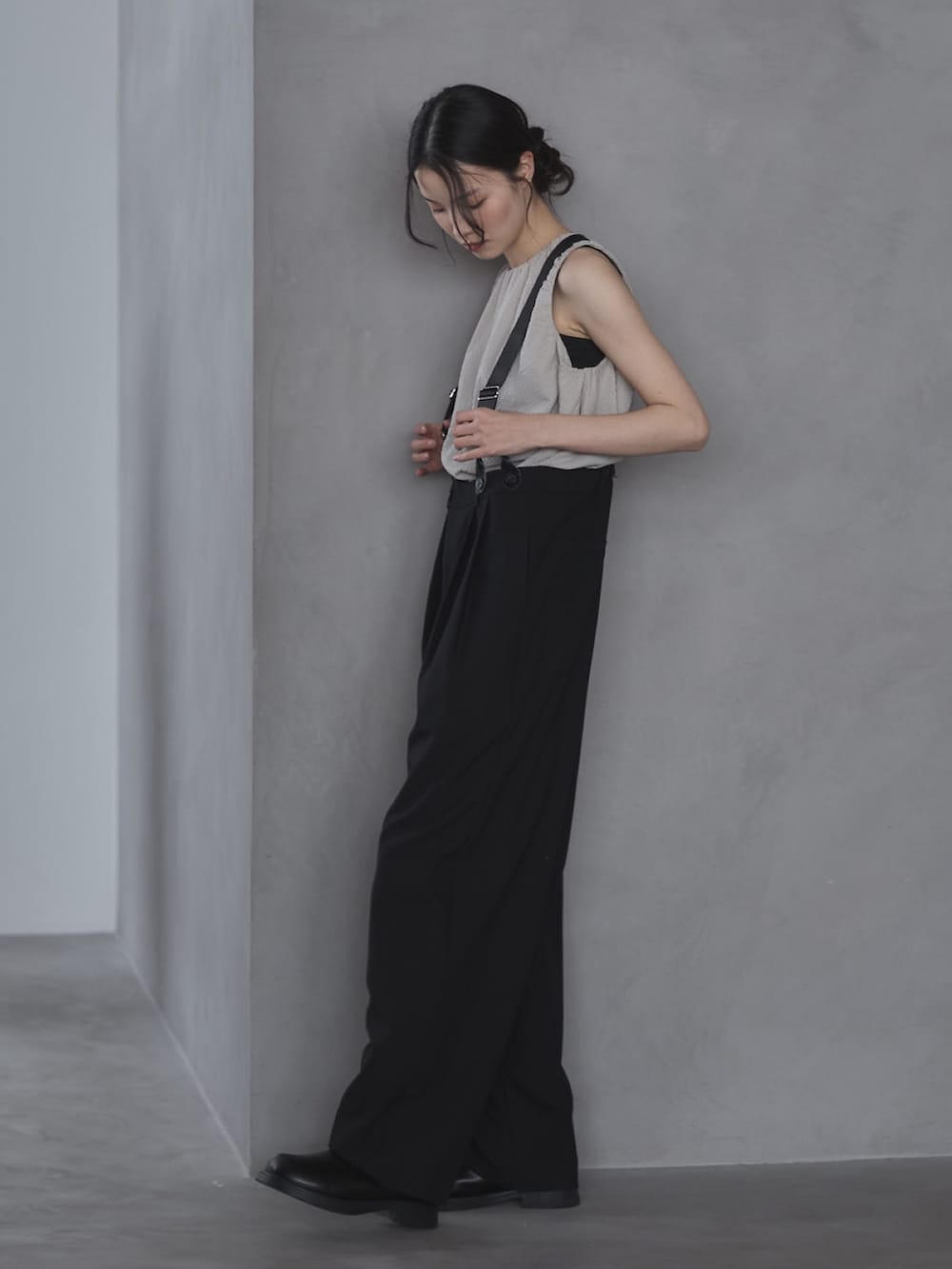 ブラック系のその他パンツ、ホワイト系のシャツ/ブラウス、ブラック系のその他シューズを着用したレディースの夏コーディネートの2枚目の写真