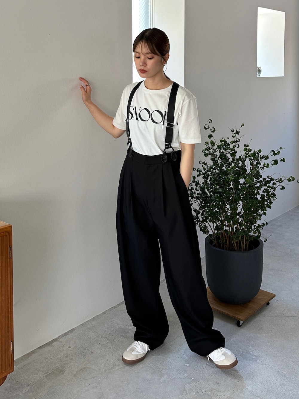 ホワイト系のTシャツ/カットソー、ブラック系のその他パンツ、ベージュ系のスニーカーを着用したレディースの夏コーディネートの2枚目の写真