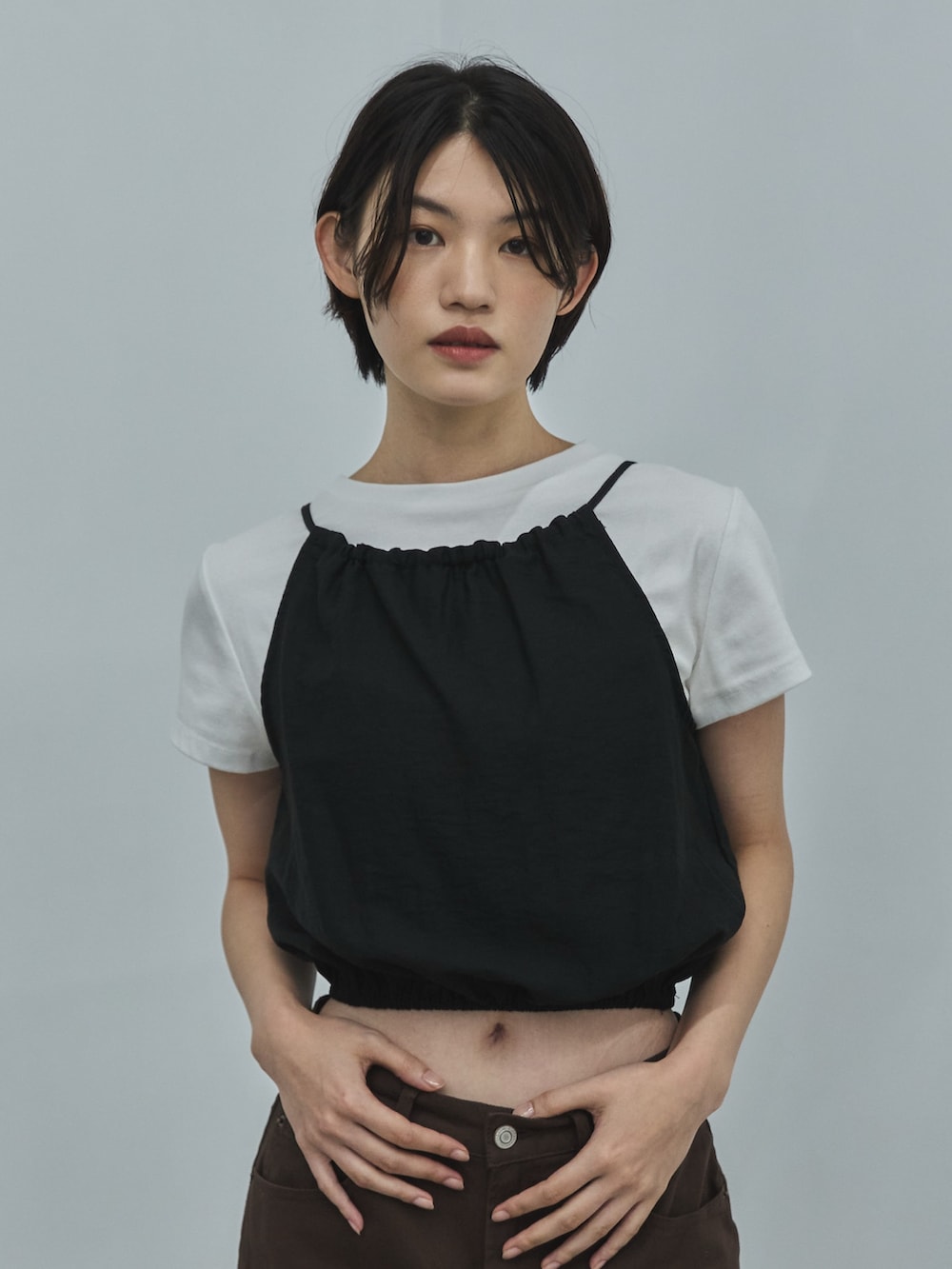 ホワイト系のTシャツ/カットソー、ブラック系のシャツ/ブラウス、ブラウン系のその他パンツを着用したレディースの夏コーディネートの4枚目の写真
