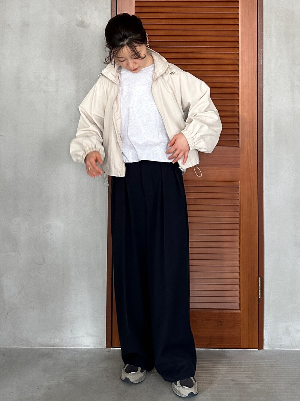 ベージュ系のTシャツ/カットソー、ホワイト系のナイロンジャケット、その他のその他を着用したレディースの冬コーディネートの2枚目の写真