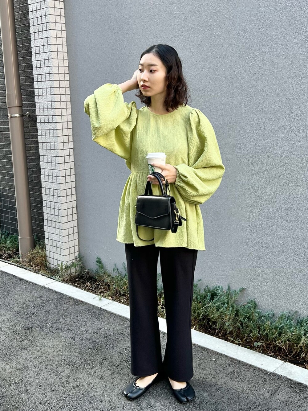 グリーン系のシャツ/ブラウス、ブラック系のパンプス、ブラック系のその他パンツを着用したレディースの冬コーディネートの3枚目の写真