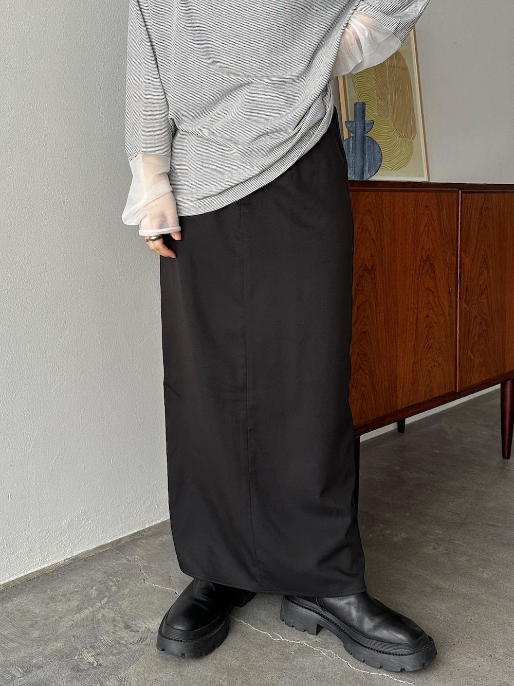 ホワイト系のTシャツ/カットソー、ブラック系のスカート、その他のその他を着用したレディースの夏コーディネートの4枚目の写真