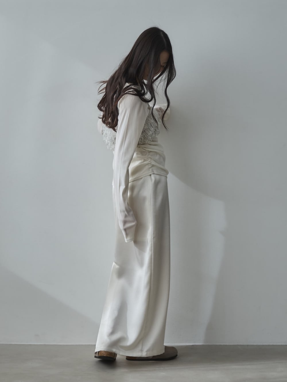 ホワイト系のTシャツ/カットソー、ホワイト系のその他トップス、ホワイト系のスカートを着用したレディースの春コーディネートの3枚目の写真