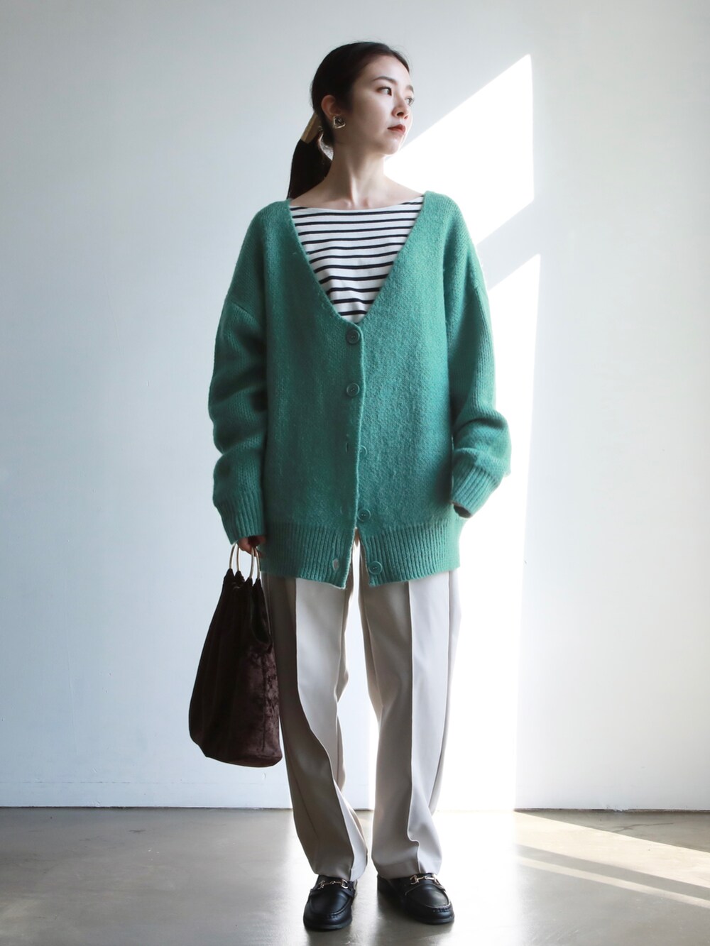 グレー系のブーツ、その他のショルダーバッグ、ピンク系のニット/セーターを着用したレディースの冬コーディネートの5枚目の写真