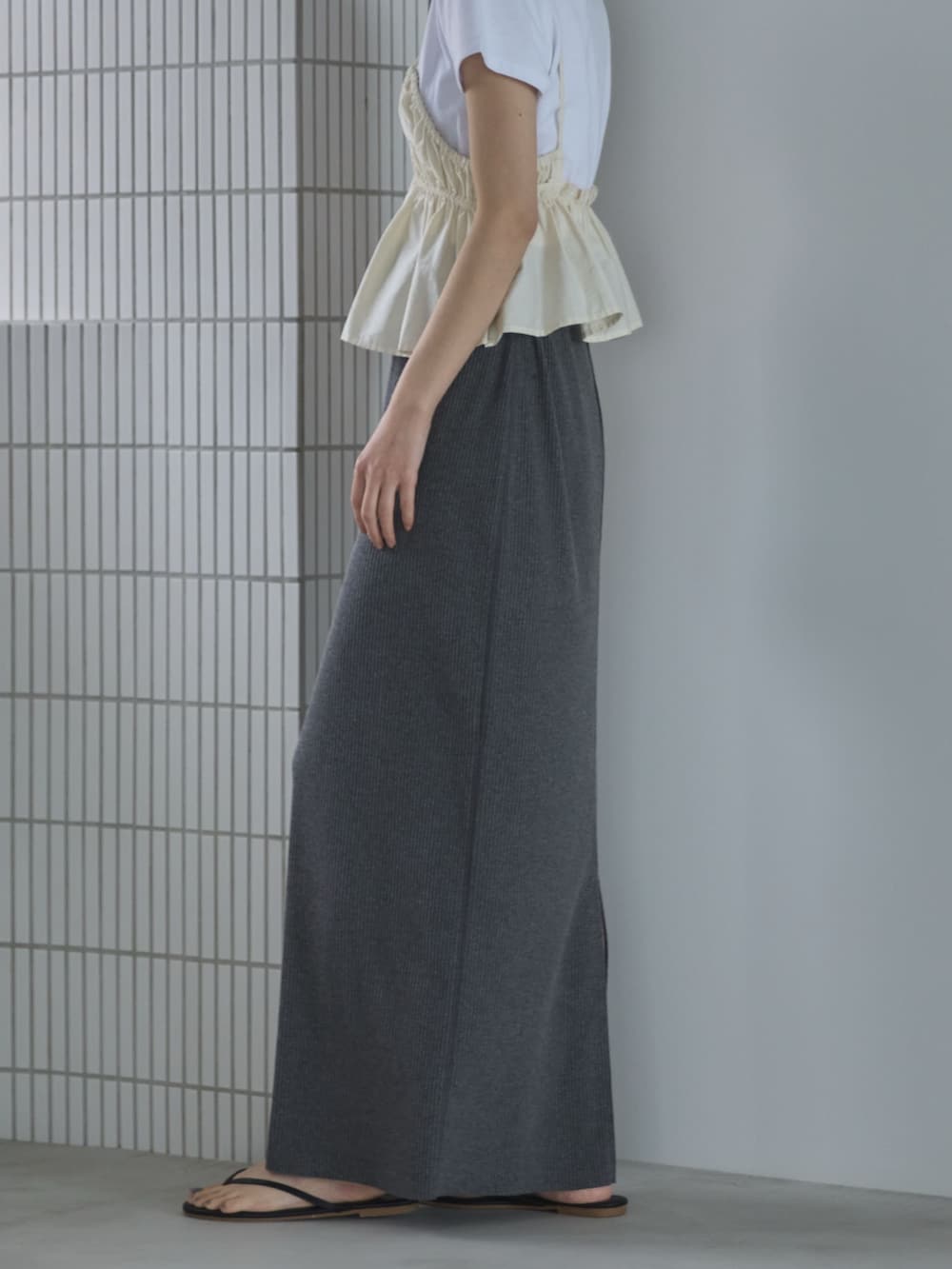 ホワイト系のTシャツ/カットソー、ホワイト系のシャツ/ブラウス、グレー系のスカートを着用したレディースの夏コーディネートの7枚目の写真