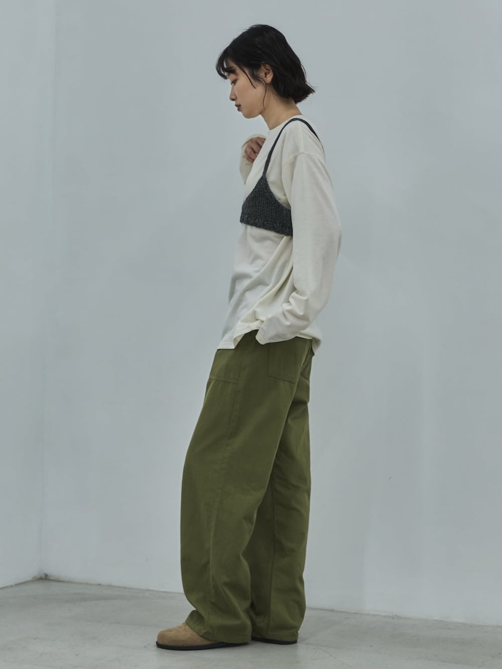 ホワイト系のTシャツ/カットソー、グレー系のその他トップス、グリーン系のその他パンツを着用したレディースの秋コーディネートの2枚目の写真