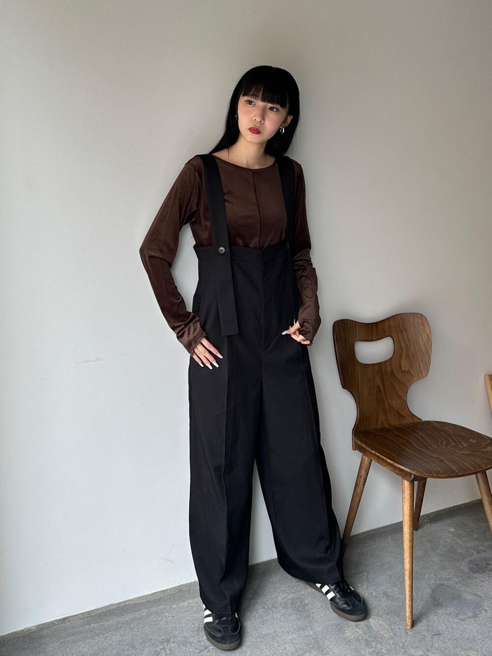 ブラック系のサロペット/オーバーオール、ブラウン系のTシャツ/カットソー、その他のその他を着用したレディースの秋コーディネートの3枚目の写真