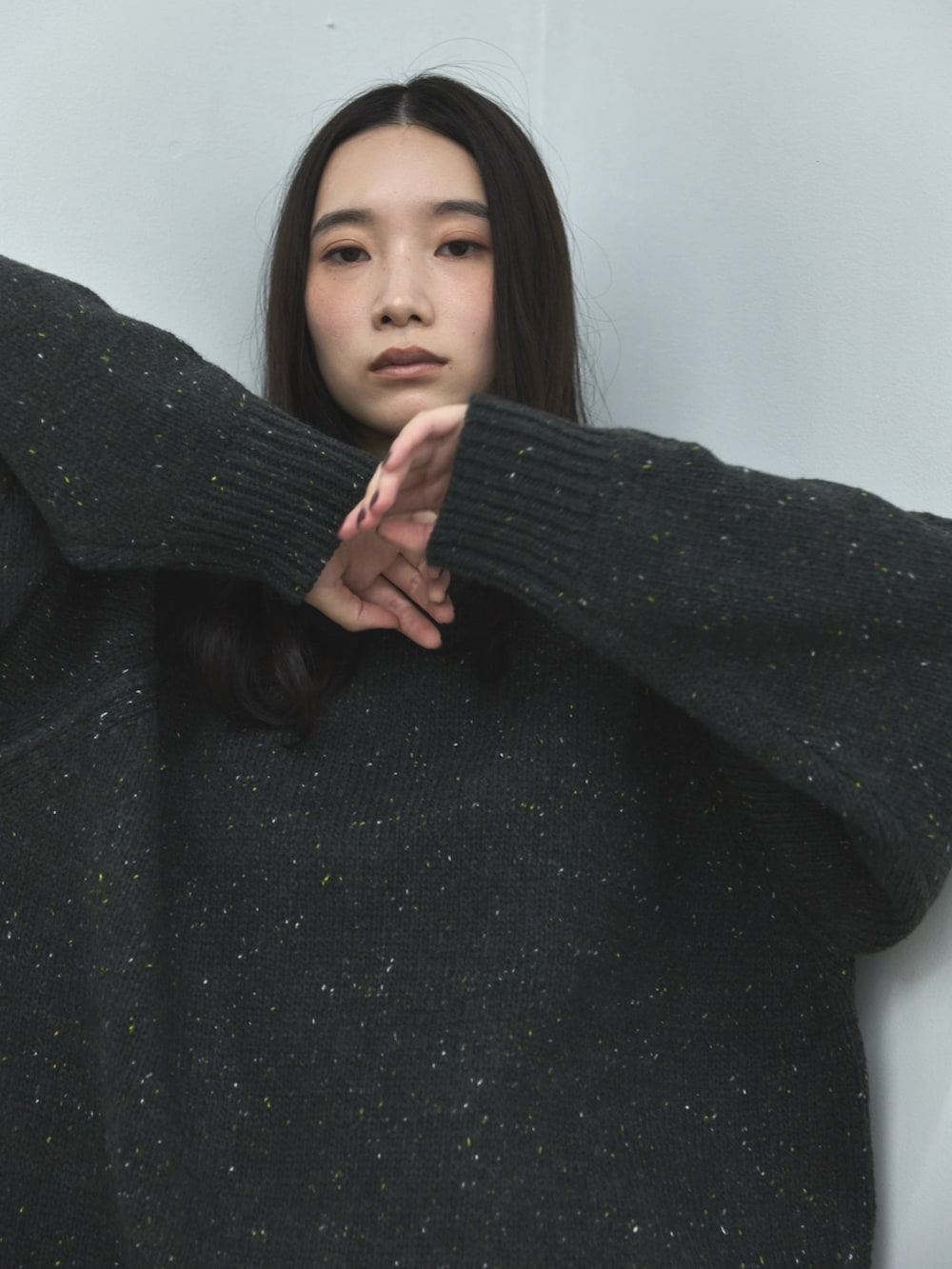 グレー系のニット/セーター、グレー系のその他パンツ、ブラック系のローファーを着用したレディースの秋コーディネートの7枚目の写真